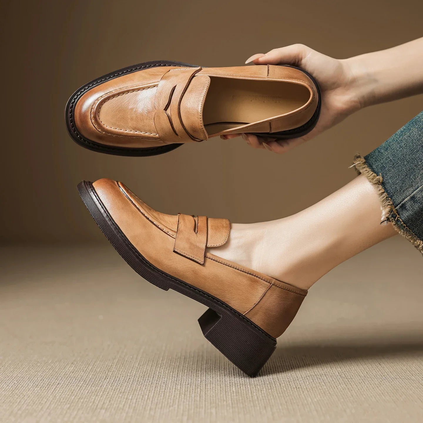 Mirosława | Klasyczne Skórzane Buty T-Strap dla Kobiet